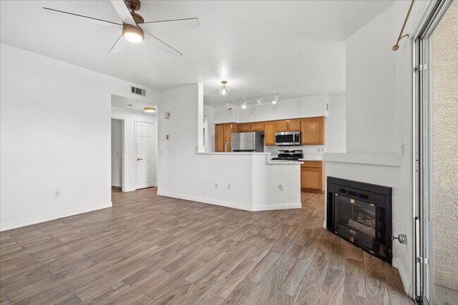 Foto del edificio - Charming 2-Bedroom First Floor Featuring Open Layout, Fireplace, Patio & Community Pool