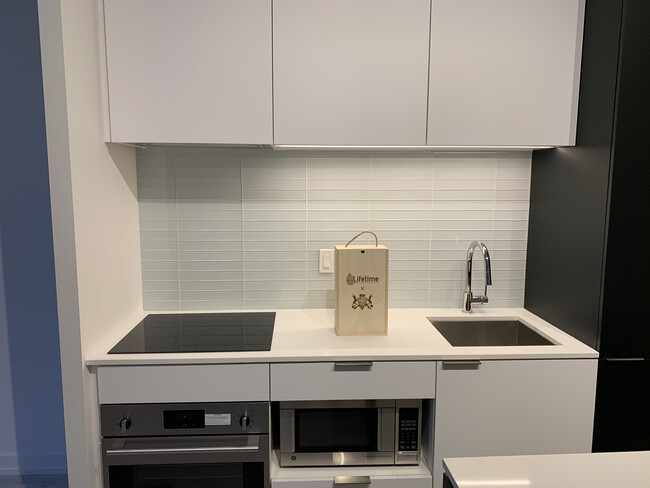Building Photo - 33 Helendale Av