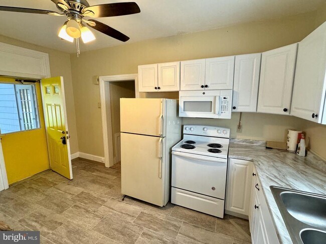 Building Photo - 33 Deppen Dr