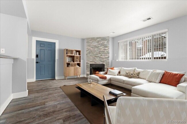 Foto del edificio - "Charming 2-Bed Condo with Cozy Fireplace in Prime Arvada Location!"