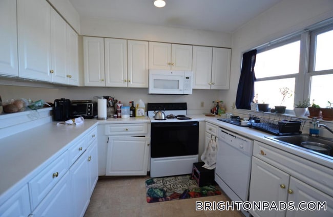 Building Photo - 8 Glencoe St