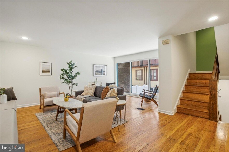 Primary Photo - 1124 1/2 Lombard Street Unit