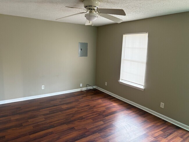 Foto del edificio - 352 Morton Ave