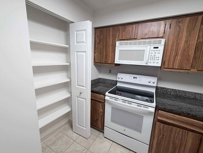 Building Photo - 2BR MORGANDALE CONDO AVAIL. IMMED!!