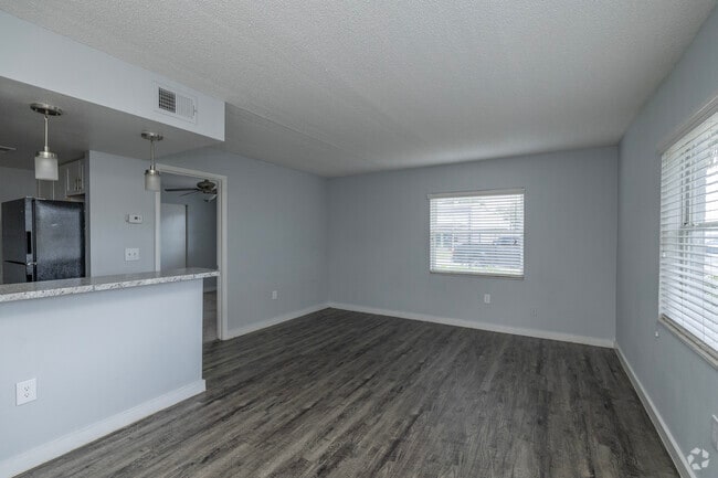 1BR, 1BA - 586SF - Living Room - Azure East Owner LLC
