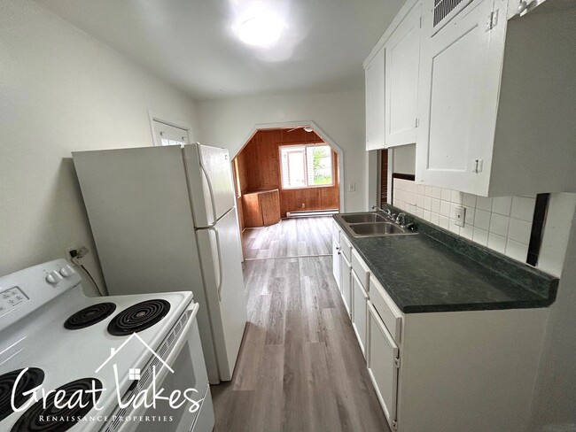 Building Photo - Cozy 2 Bedroom 1 Bathroom now available fo...