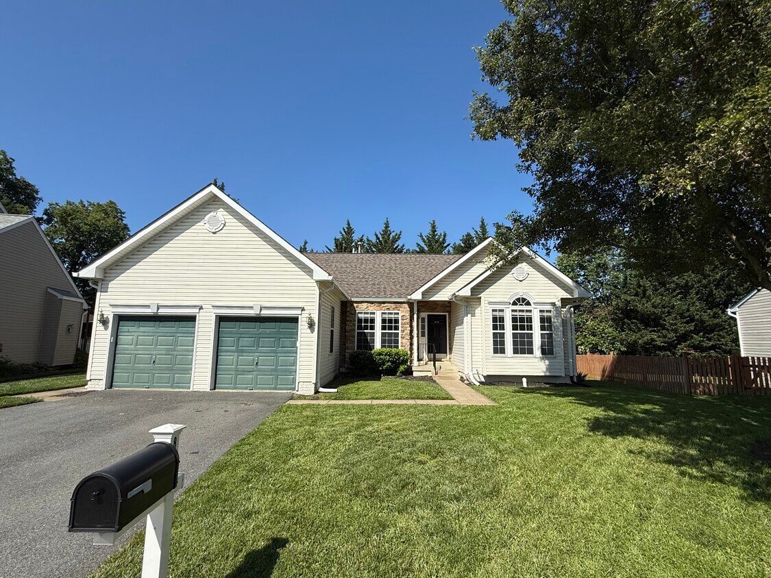 Foto principal - 815 Aztec Dr