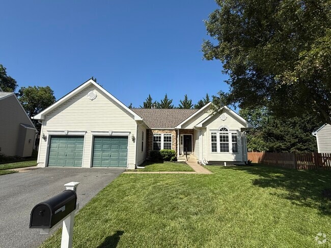 Building Photo - 815 Aztec Dr