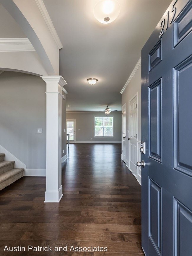 Building Photo - 5 br, 3 bath House - 215 Orchard Trail
