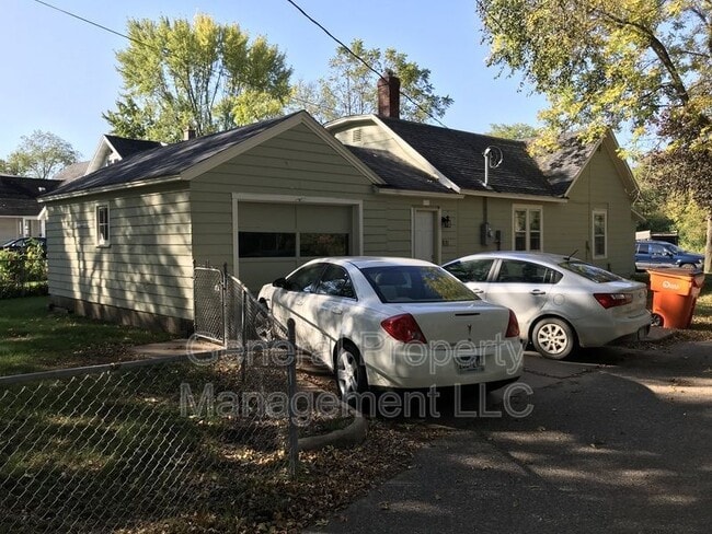 Foto del edificio - Great 4 Bed 1 Bath close to UWEC!
