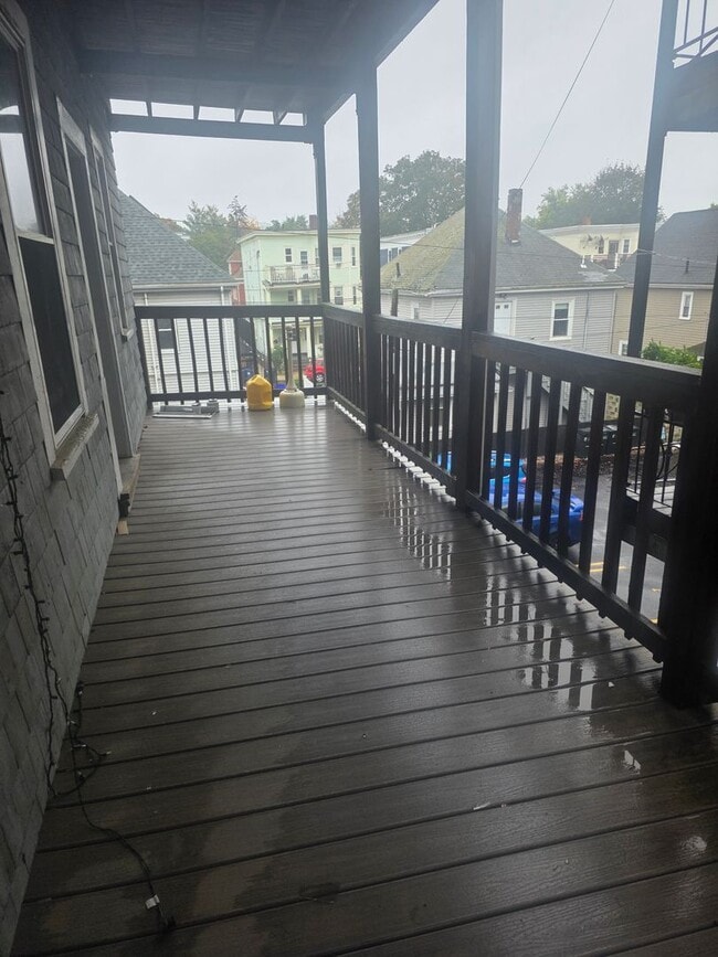Building Photo - Great location; Spacious Oak Sq. 4bd w/ Po...