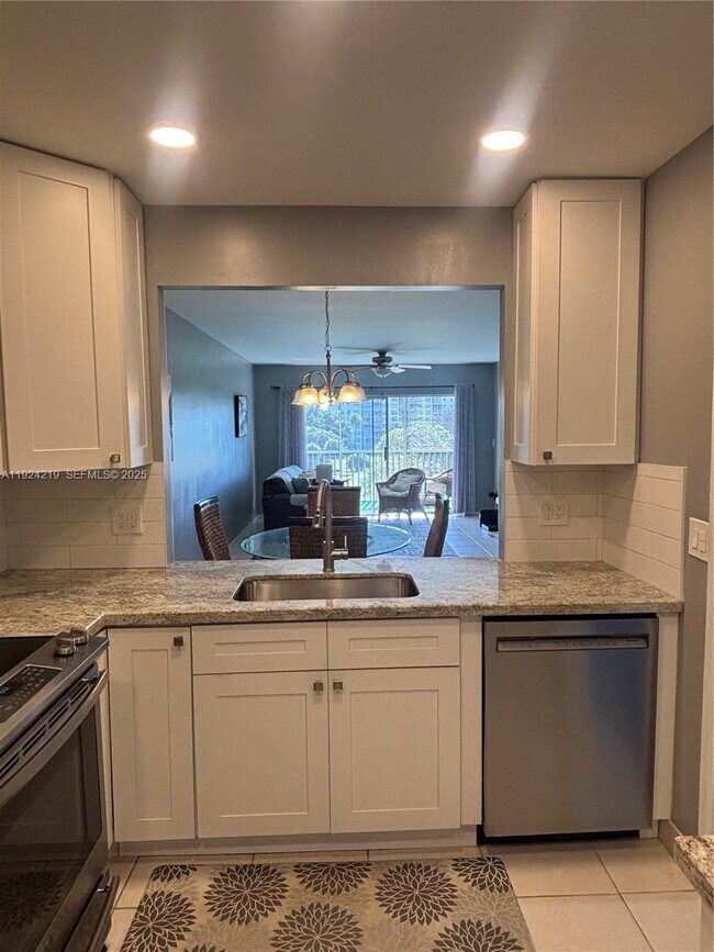 Building Photo - 2900 N Palm Aire Dr