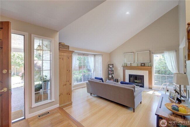Building Photo - 4bd/3.5ba Redmond Home