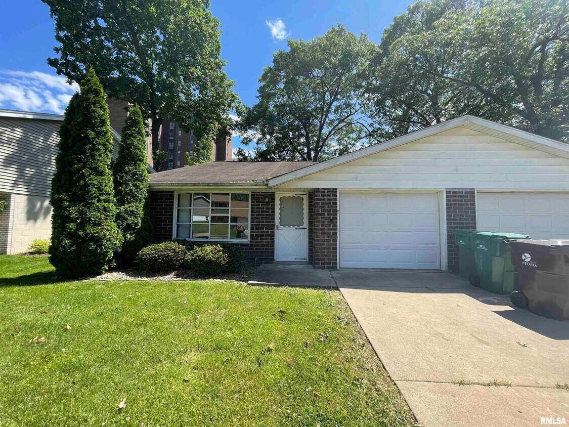 2714 W Millbrook Ct, Peoria, IL 61615 Townhome Rentals in Peoria IL