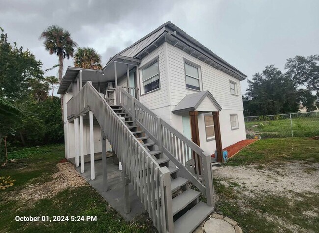 Foto del edificio - 615 Clearlake Rd