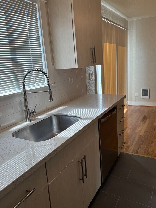 Foto del edificio - New Remodel 3BD 1100 SF-Faux floors-Quartz...