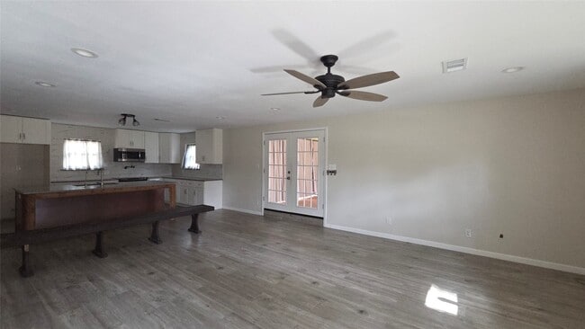 Building Photo - 1600 Southern Oaks Dr