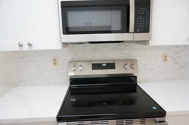 Building Photo - 7400 Bellerive Dr