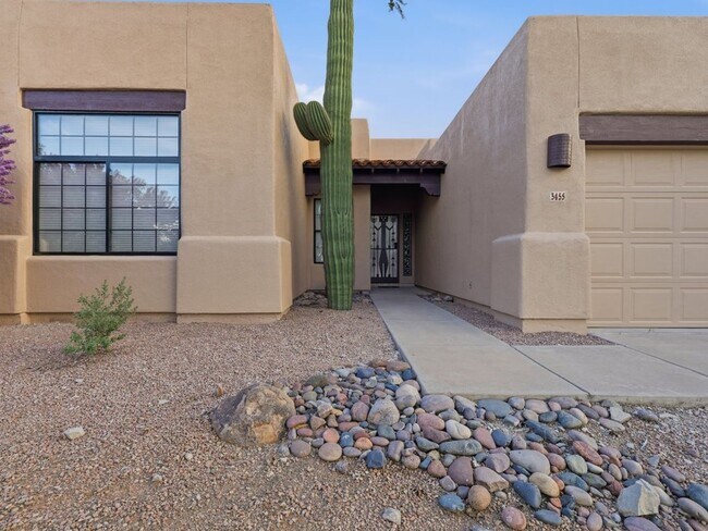 Foto del edificio - Beautiful  3-Bedroom Home with Desert Oasis Backyard