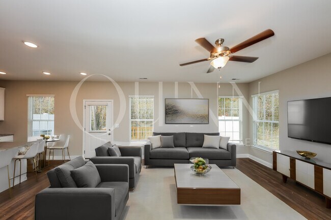 Building Photo - 2050 Miramar Cir