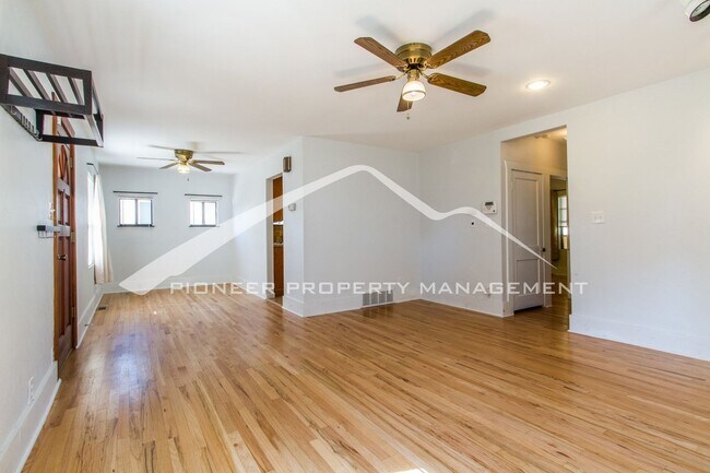 Foto del edificio - Charming Bungalow with One Car Garage in D...