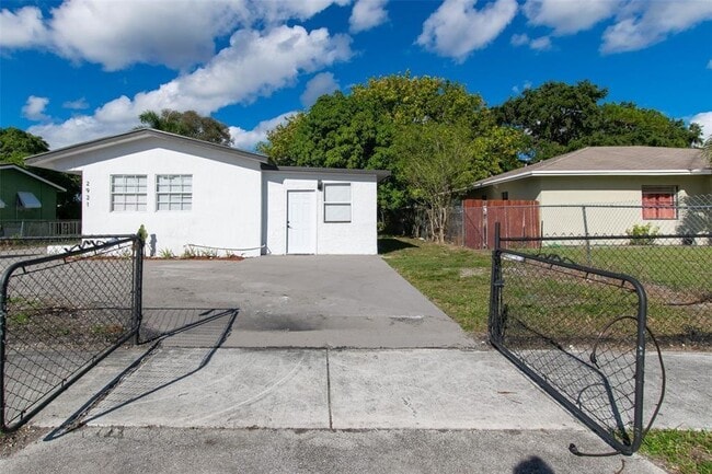 Building Photo - 2921 NW 25th St