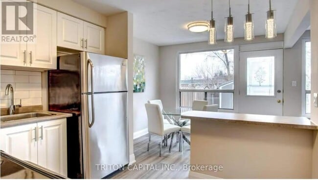 Photo du bâtiment - 145 Elinor Ave