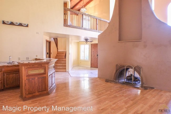Building Photo - 841 Fairway Dr