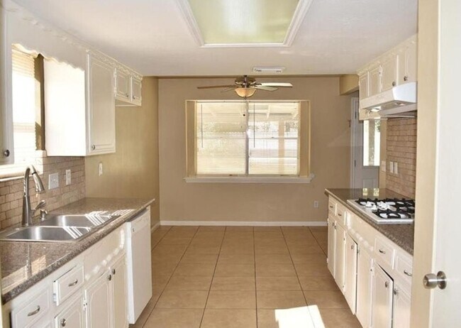 Foto del edificio - 3515 Hidden Pines Dr