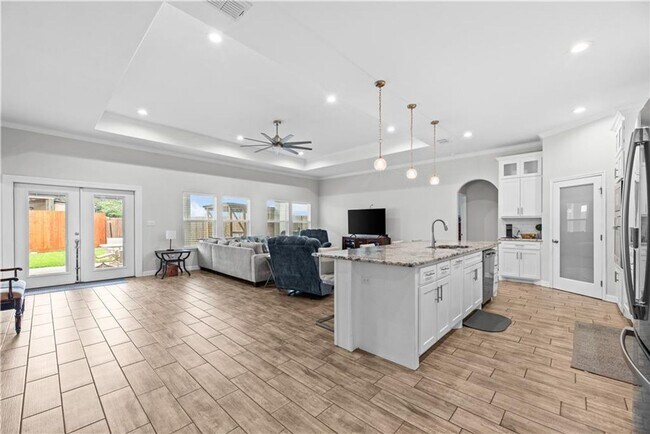 Building Photo - 4 Bedroom | 3 Bathroom | Centrally Located