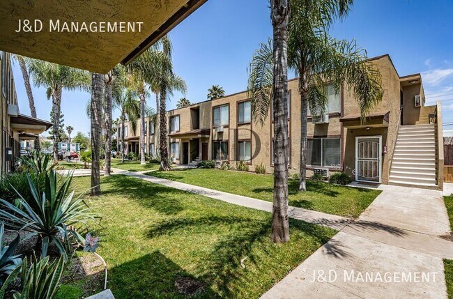 Building Photo - 909 S Sunshine Ave