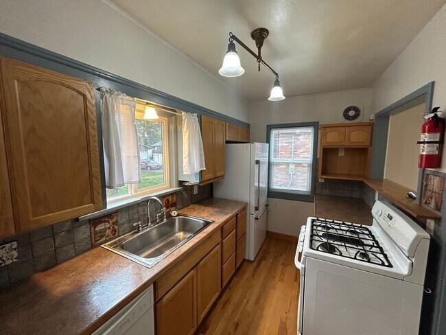 Building Photo - Charming 2 Bed 2 Bath Home on South Hill!