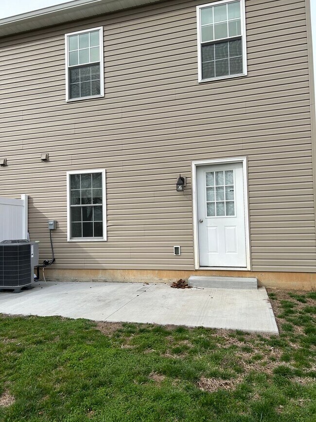 Foto del edificio - Like new 3 bedroom 2.5 bath townhouse