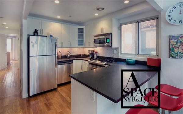 Foto principal - 137 E 13th St