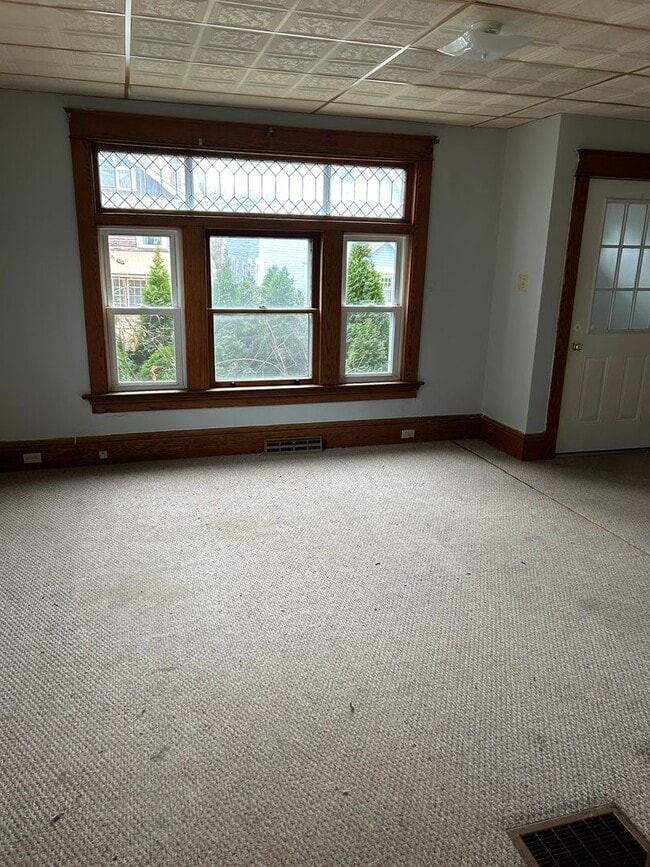 Building Photo - 2 BR Down Near Gridley Park w big yard & p...