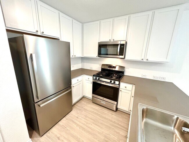 Building Photo - ** Application Received** AVAILABLE NOW! N...