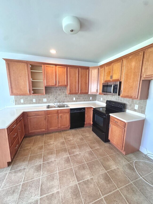 Building Photo - THREE BEDROOM/2.5 BATH TOWNHOME in EAST PENN School District