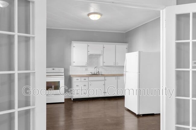 Building Photo - 331 Schenck St
