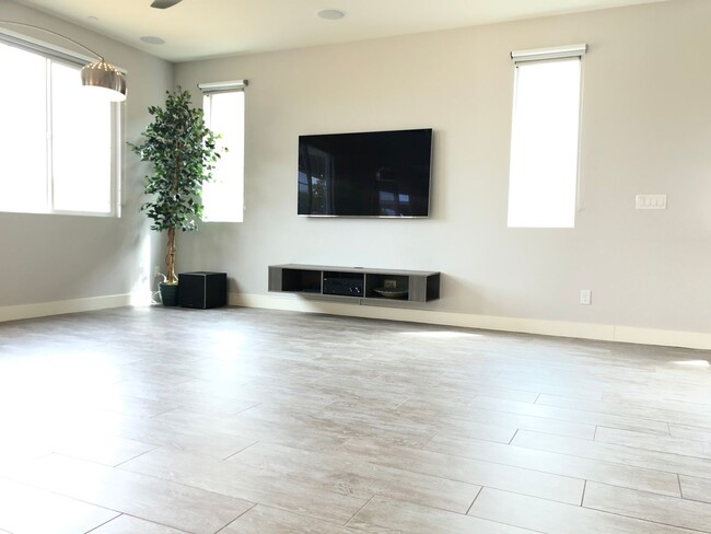 Building Photo - MOVE-IN SPECIAL! ROOF -TOP DECK HENDERSON ...