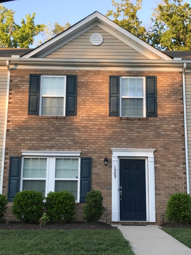 Foto principal - 1505 Stonewall Manor Dr