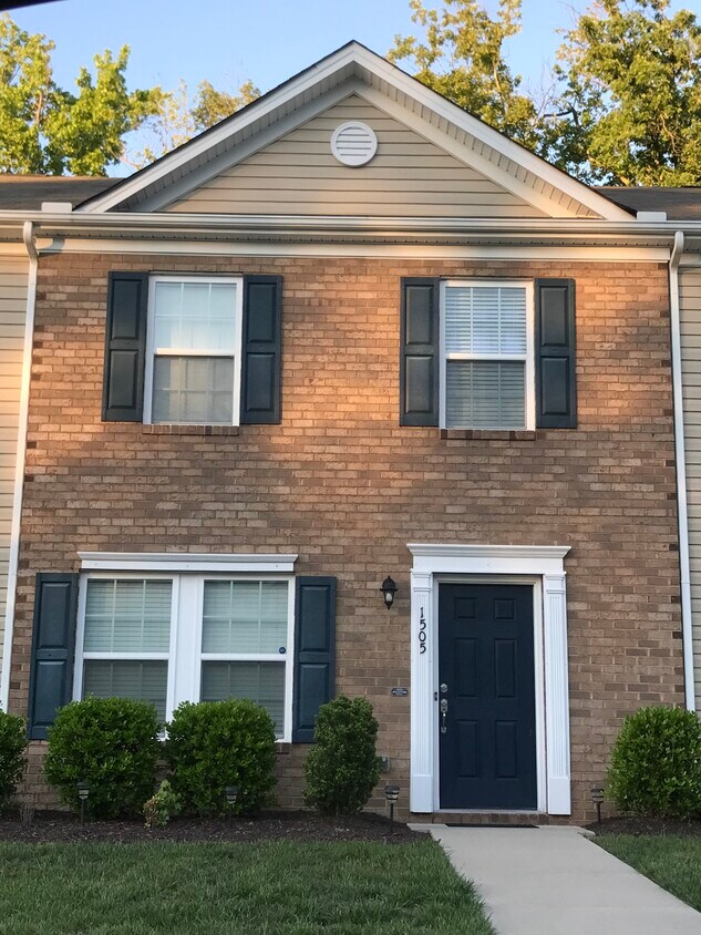 Primary Photo - 1505 Stonewall Manor Dr