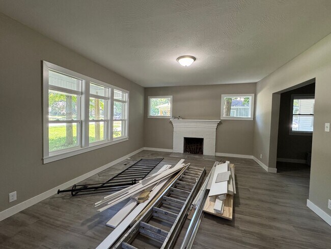 Building Photo - Charming 5 Bedroom off of South National Ave