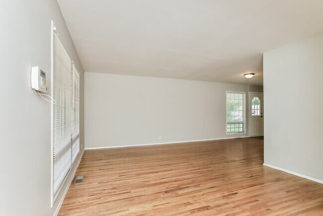 Building Photo - 2315 Birchview Dr