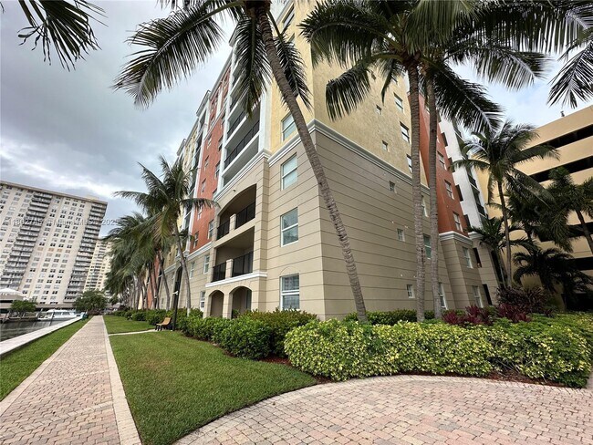 Foto del edificio - 17150 N Bay Rd