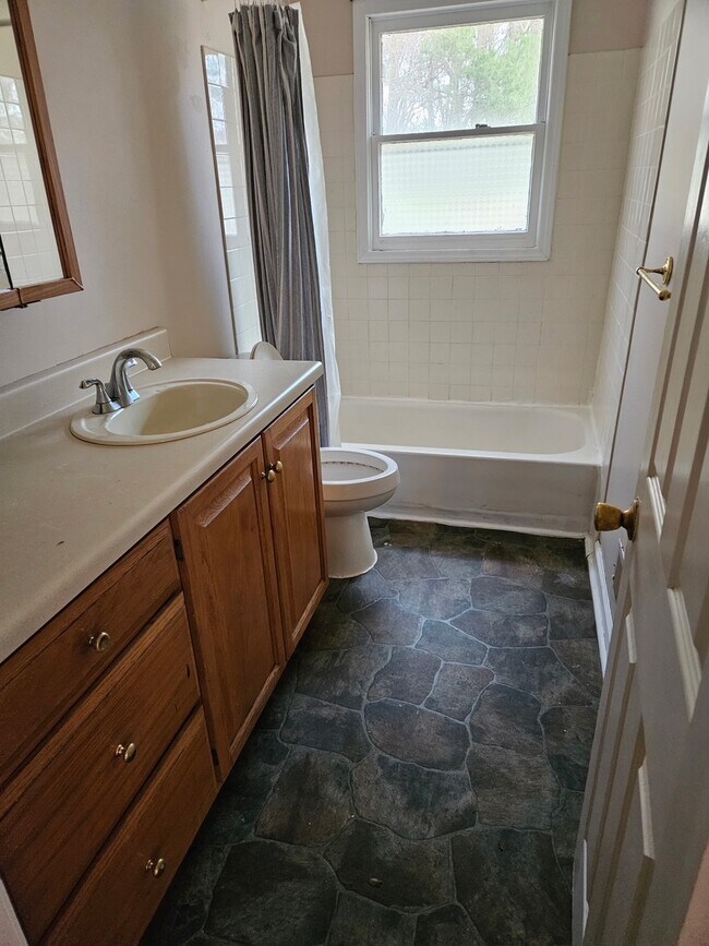 Building Photo - 100 Oak Rd