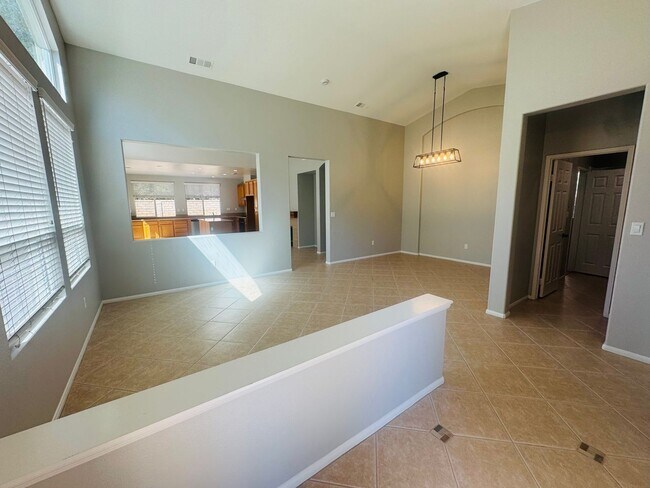 Foto del edificio - Charming Mission Oaks Retreat – Your Dream...
