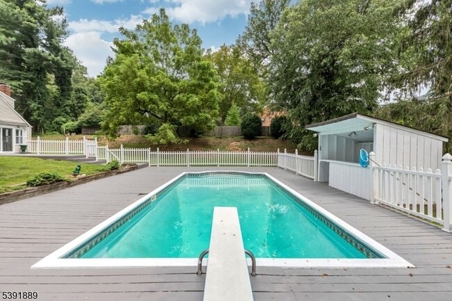 Building Photo - 10 Jensen Ct