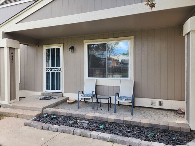 Building Photo - Updated 3 Bed Condo in great area!