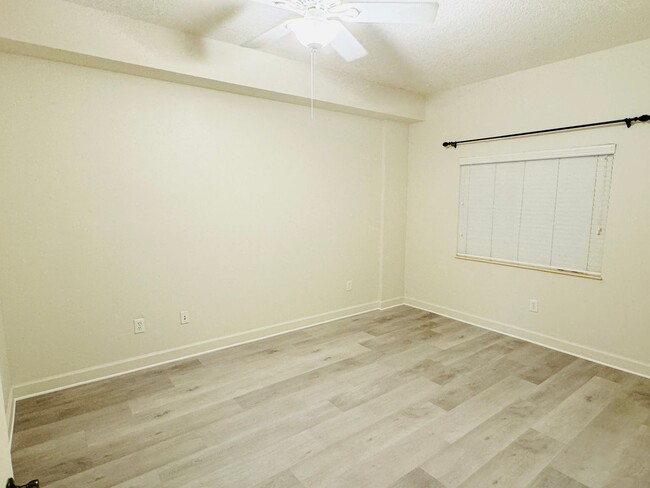 Building Photo - 3 Bed 2 Bath Luxury Apartment Condo