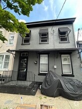 Building Photo - 48 Dickinson St